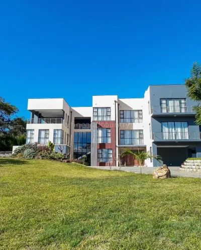 Umwinsidale Contemporary Villa with Swimming Pool and Solar Power