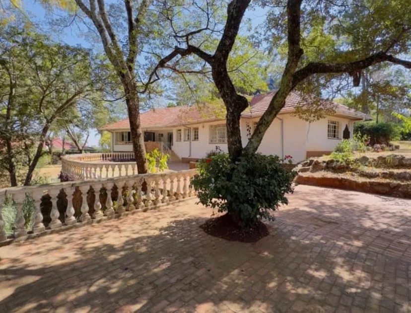 Avondale Ridge Road: 3,291 sqm Prestige Landholding with Main House and Cottage
