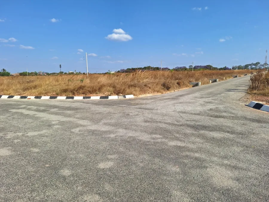 1100 square metres, Ruwa Tawona estate stand for sale.