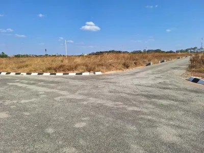 1100 square metres, Ruwa Tawona estate stand for sale.
