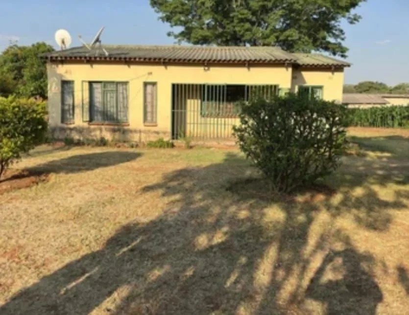 9,800sqm Corner Stand, Orange Groove, Chinhoyi With A Cottage.