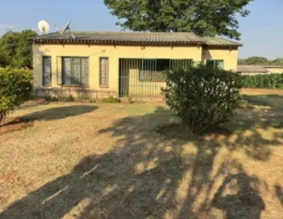 9,800sqm Corner Stand, Orange Groove, Chinhoyi With A Cottage.