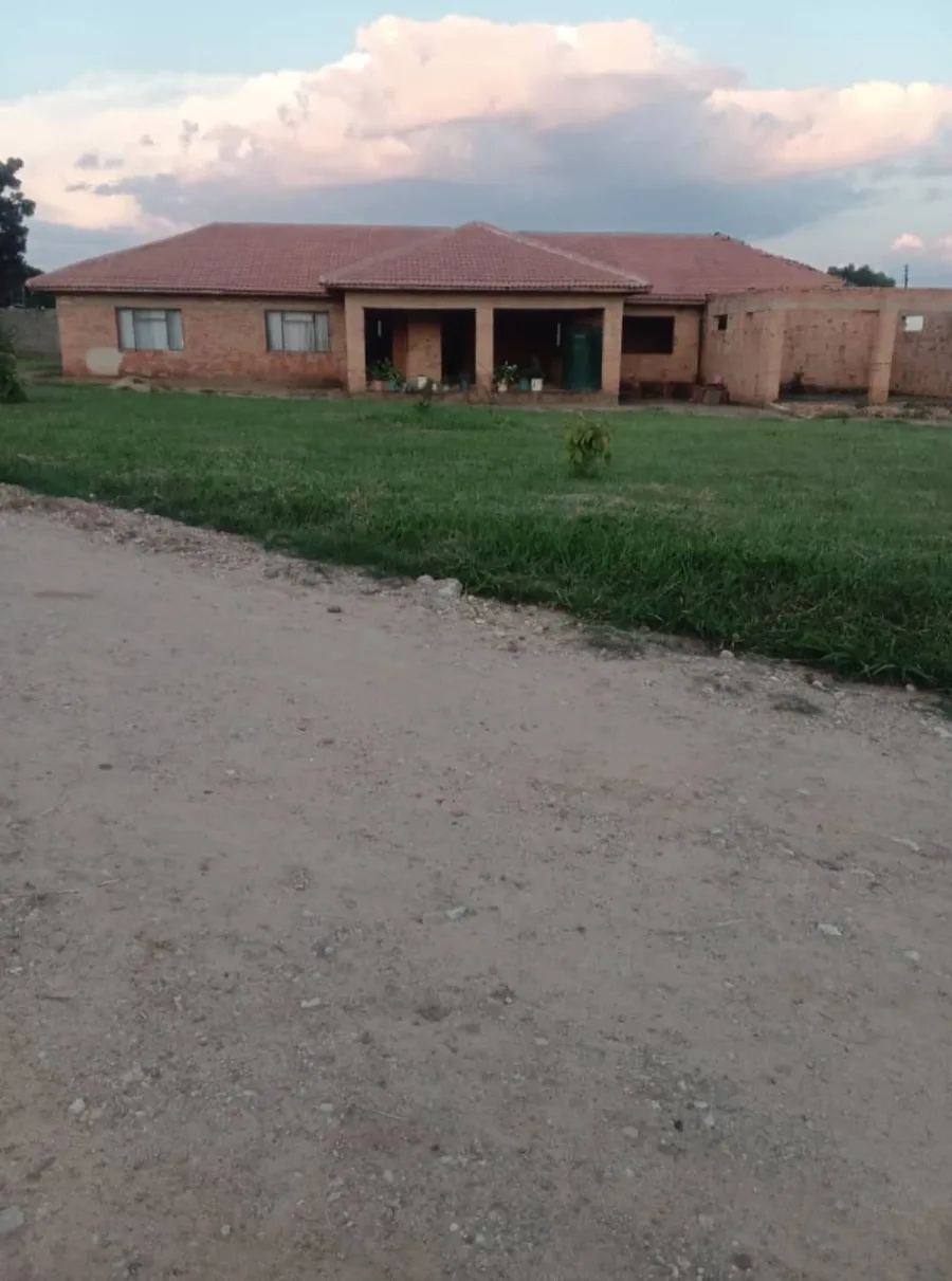 9-Roomed Semi-Finished House, Mapako, Chinhoyi