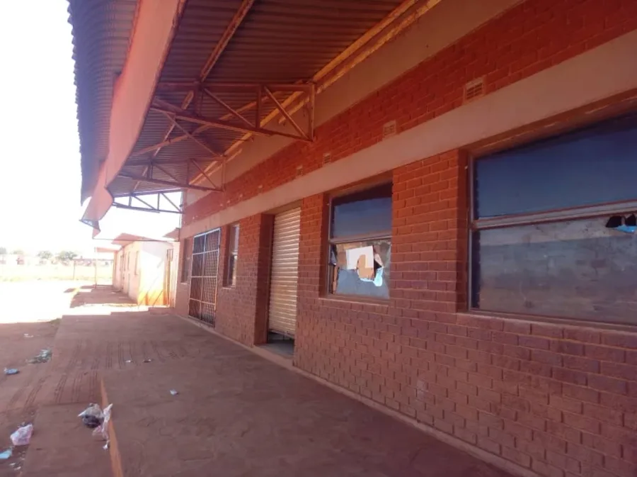 Commercial Property with Two Shops and Bar in Hatcliffe