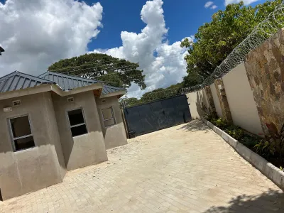 Modern 2-Bedroom Ground Floor Flat in Ashdown Park, Harare West