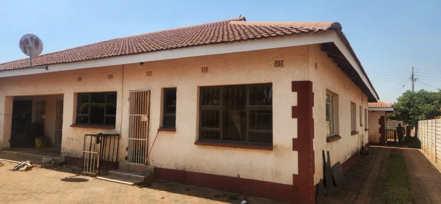 Neat 3-Bedroom Apartment with Ensuite in Bluff Hill, Harare West