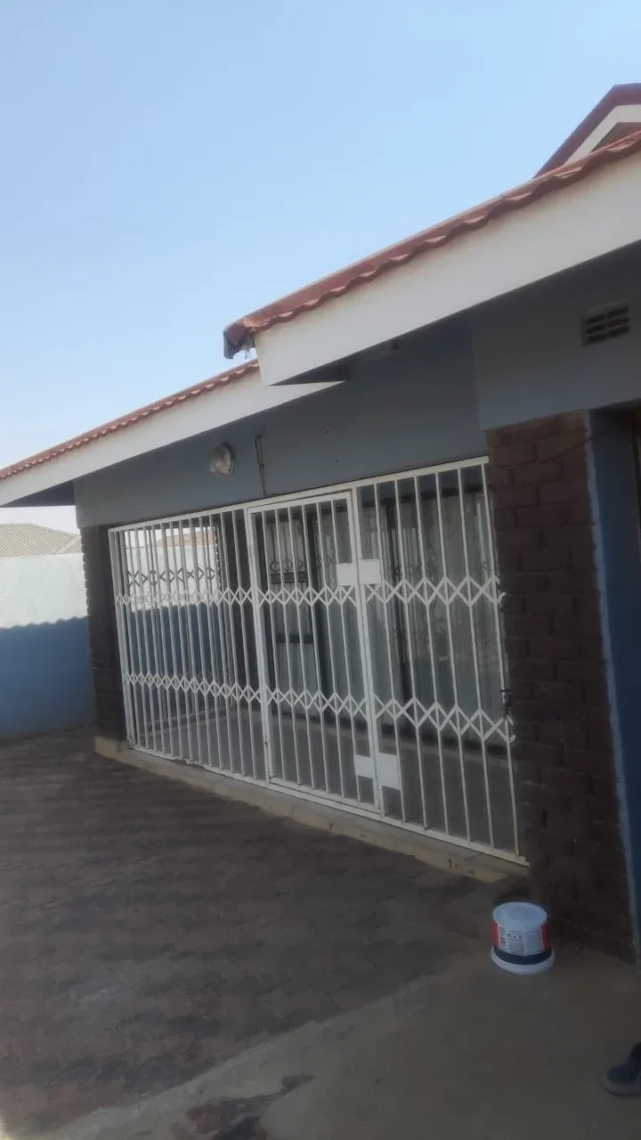 4 Bedroom House with Solar in Dzivarasekwa Extension, Harare