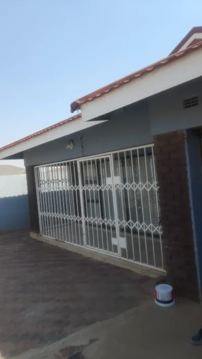 4 Bedroom House with Solar in Dzivarasekwa Extension, Harare